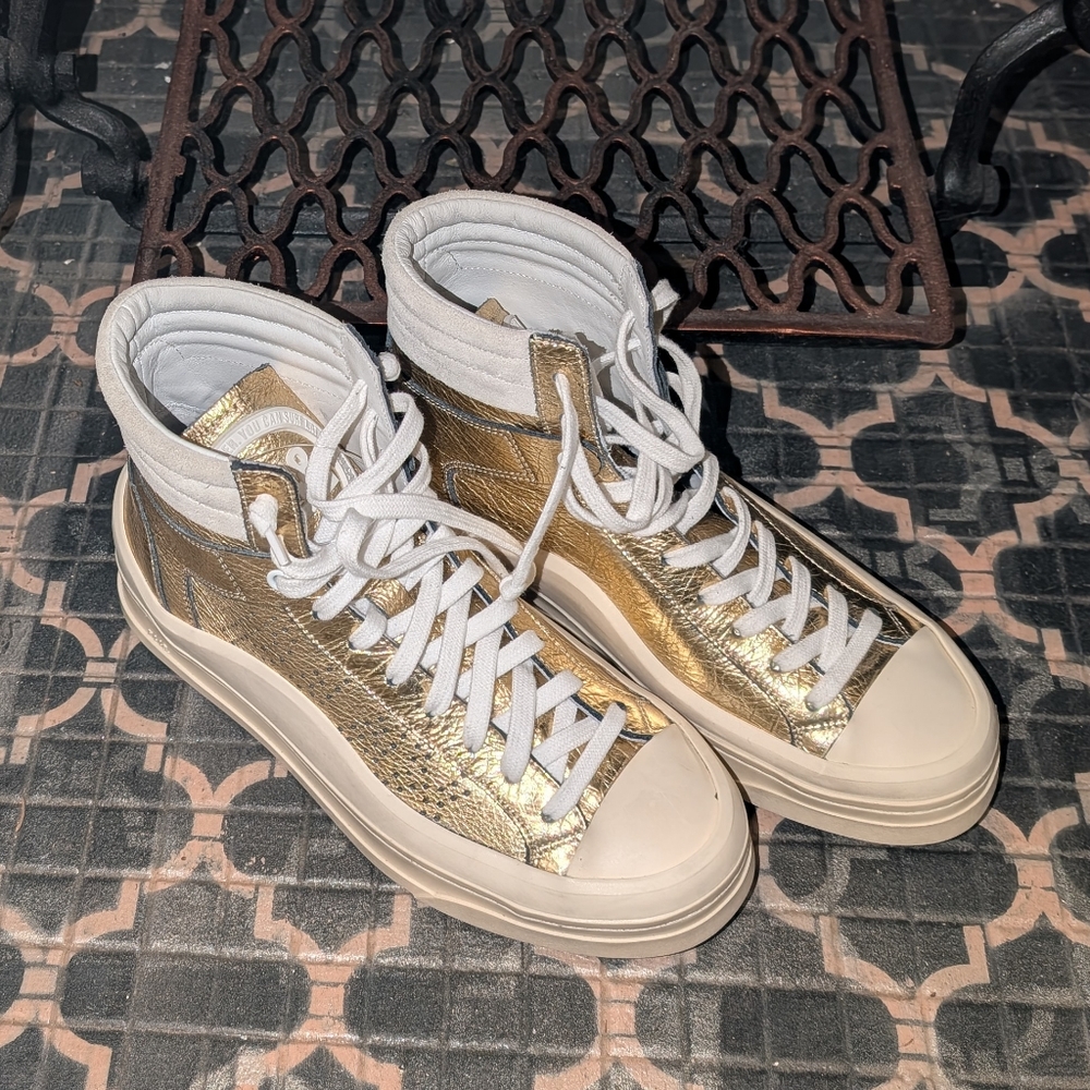P448 Gold and White Sneakers Sleek Design